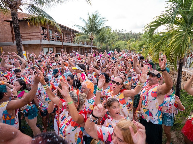 Pessoas brincando carnaval no Salinas Maragogi.