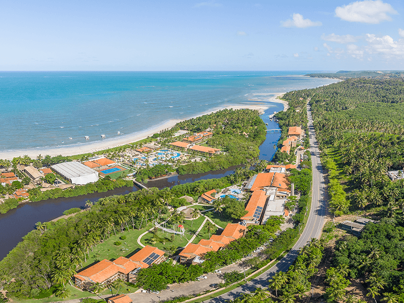 Vista aérea da estrutura do resort All Inclusive Salinas Maragogi, com piscinas, acomodações e à beira-mar.