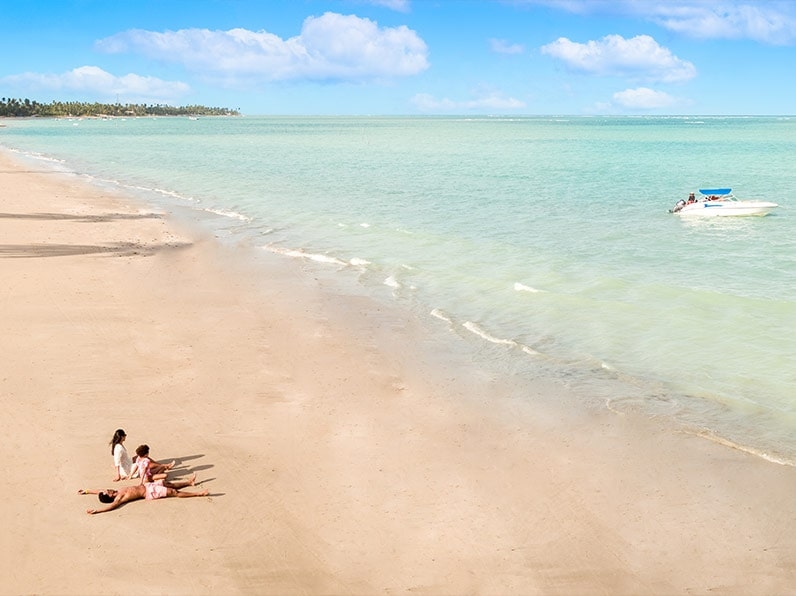 Família curtindo o feriado de Carnaval na praia de Peroba, em Alagoas.