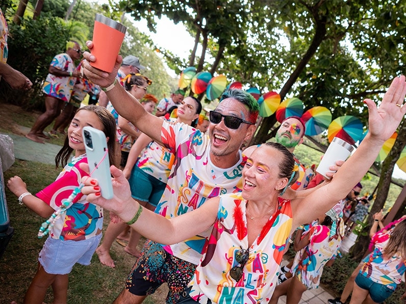 Casal vestido com o abadá do bloco Viva Salinas posam pra foto sorrindo.