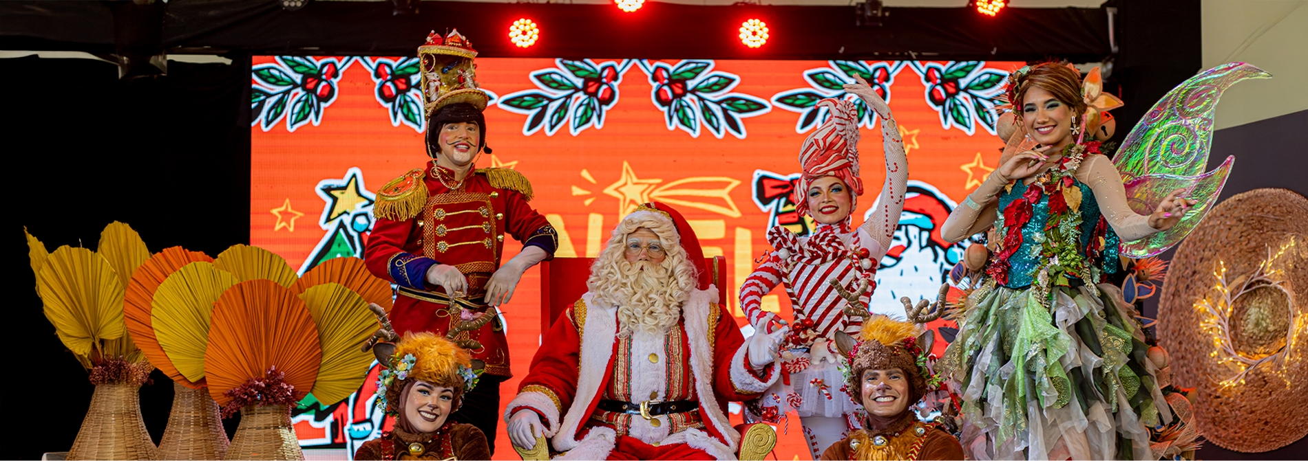 natal maragogi Papai Noel, Fada e personagens natalinos no palco com um telão ao fundo do resort Salinas Maragogi, em show temático de Natal.