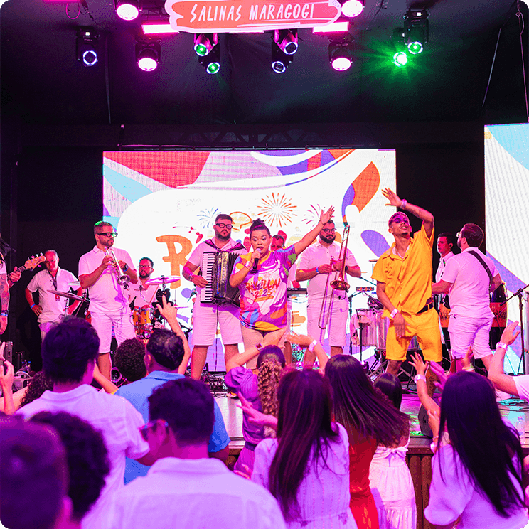 Palco do Réveillon no Salinas Maragogi, apresentando uma
banda ao vivo e ambiente super animado.