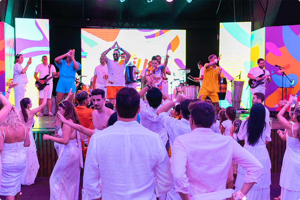 Palco do Réveillon no Salinas Maragogi, apresentando uma
banda ao vivo e ambiente super animado.