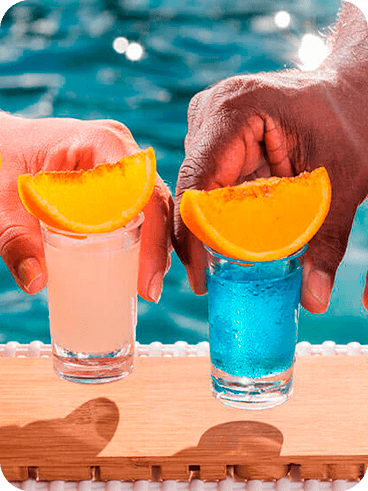Imagem mostrando diferentes drinks oferecidos no resort.