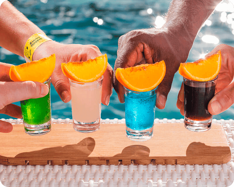 Imagem mostrando diferentes drinks oferecidos no resort.