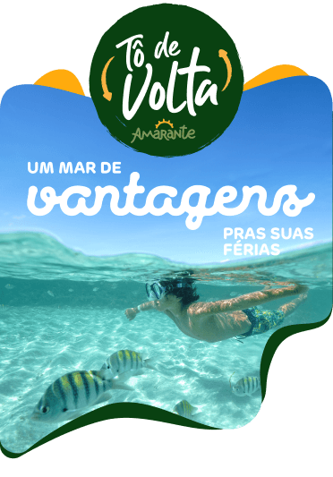 Mergulhos subaquáticos em Barra Grande Criança fazendo mergulho com óculos de mergulho na Praia de Barra Grande. A água está cristalina, cheia de peixes listrados, e o céu está sem nuvens.