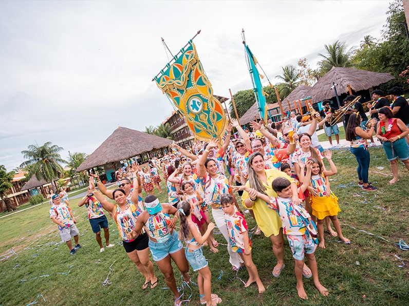 Pessoas acompanham Standart do bloco Viva Salinas nas áreas de lazer do resort