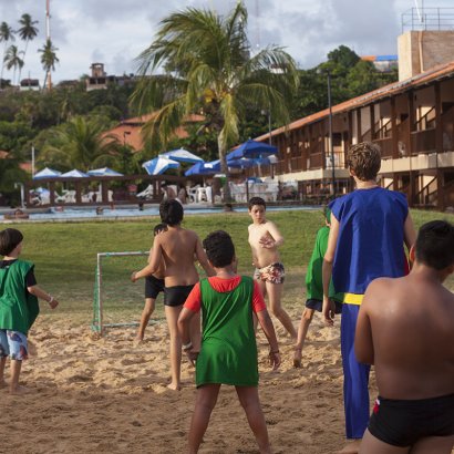 crianças jogando futebol salinas